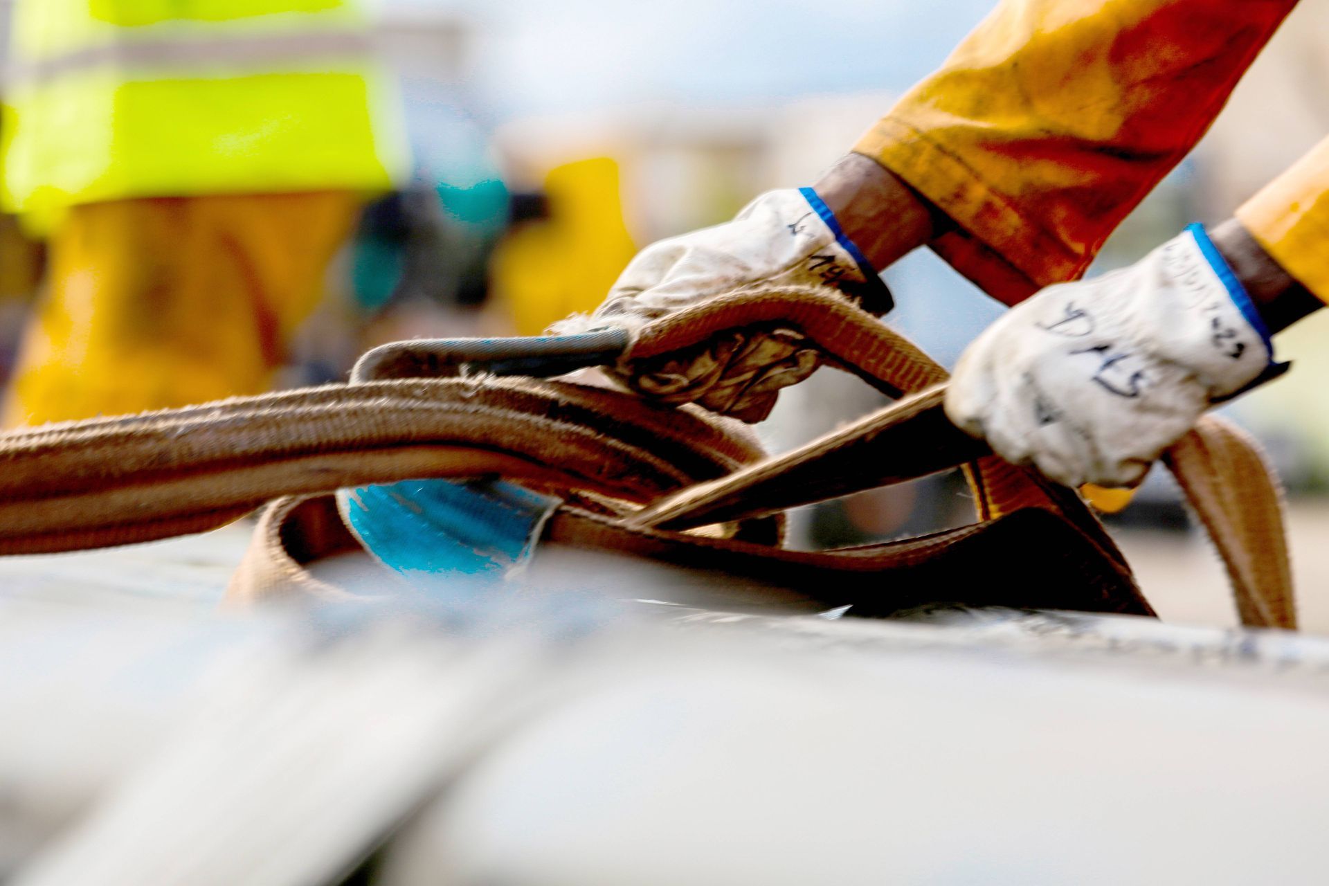 ERMAS dockworker handling mooring lines