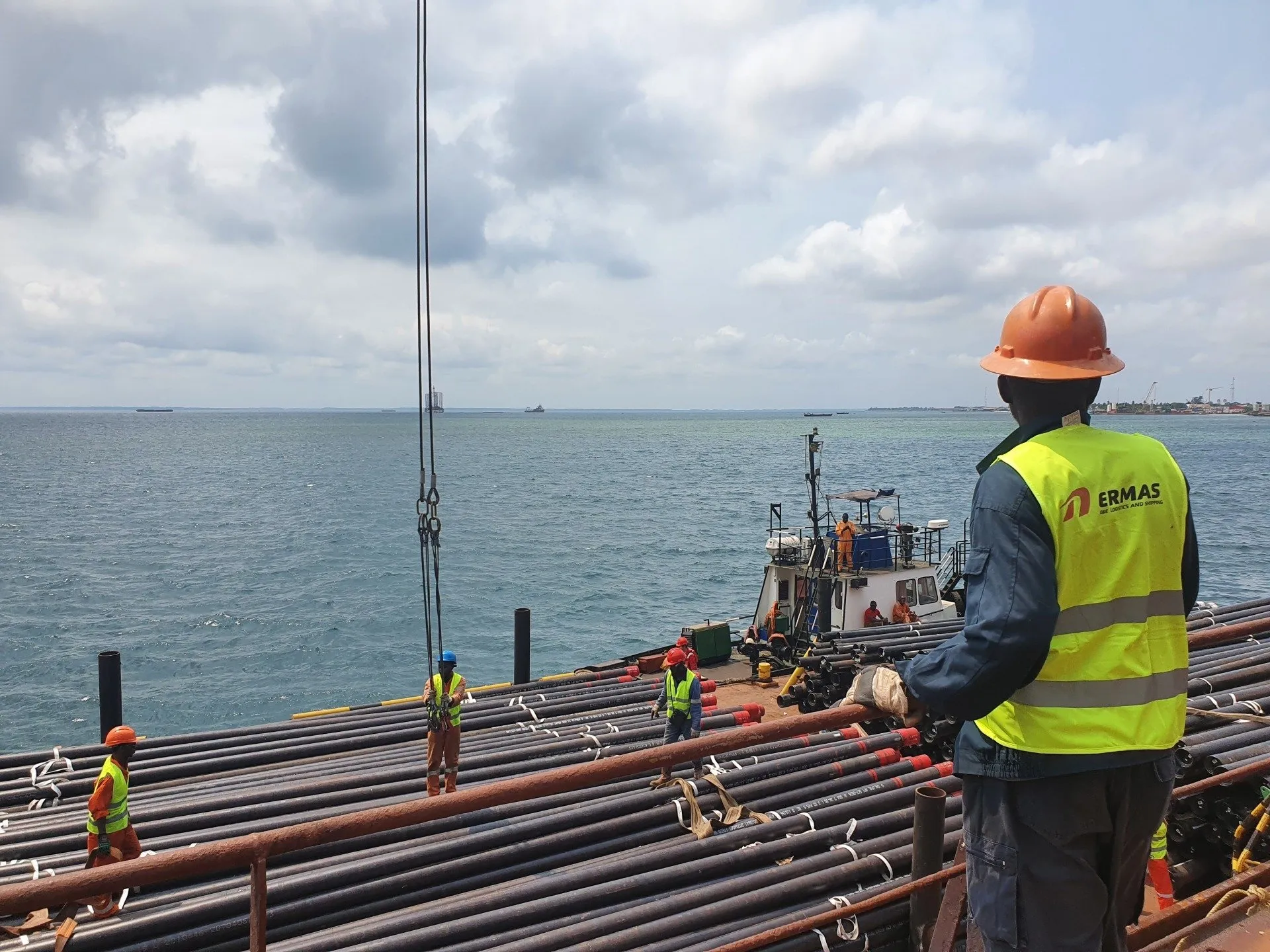Sea-side transhipment on barge
